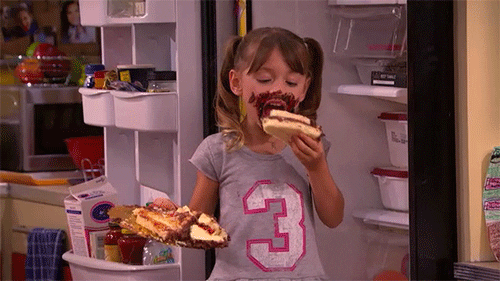 menina comendo doce